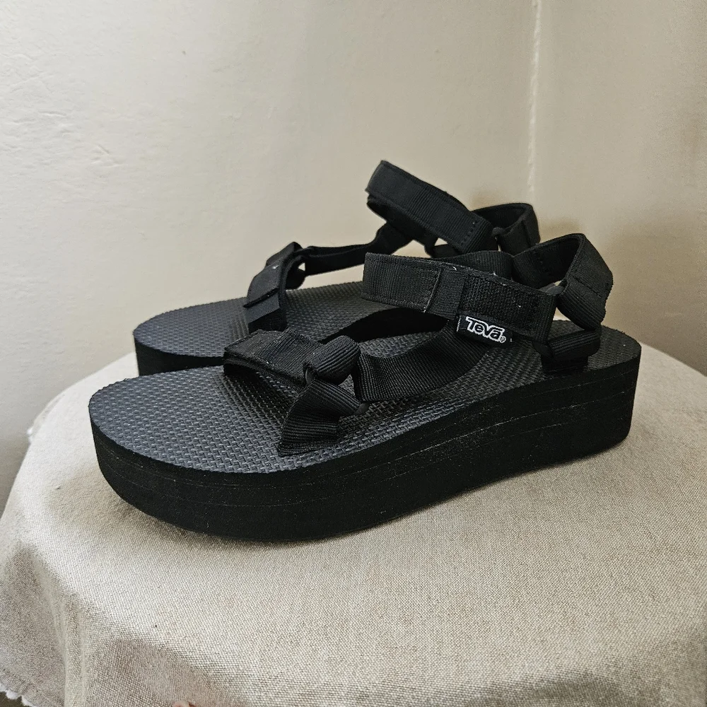 Teva Flatform Universal Sandal Size 9. - Picture 1 of 9